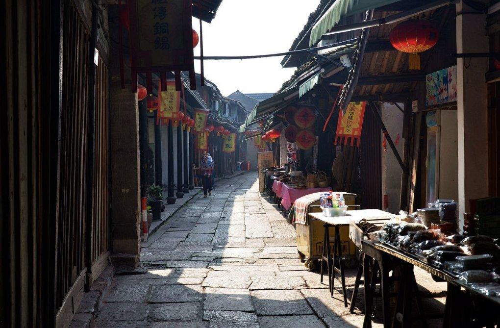 华亭被称龙洞旅游康养福地,关山在华亭境内绵延百余里,群山巍峨